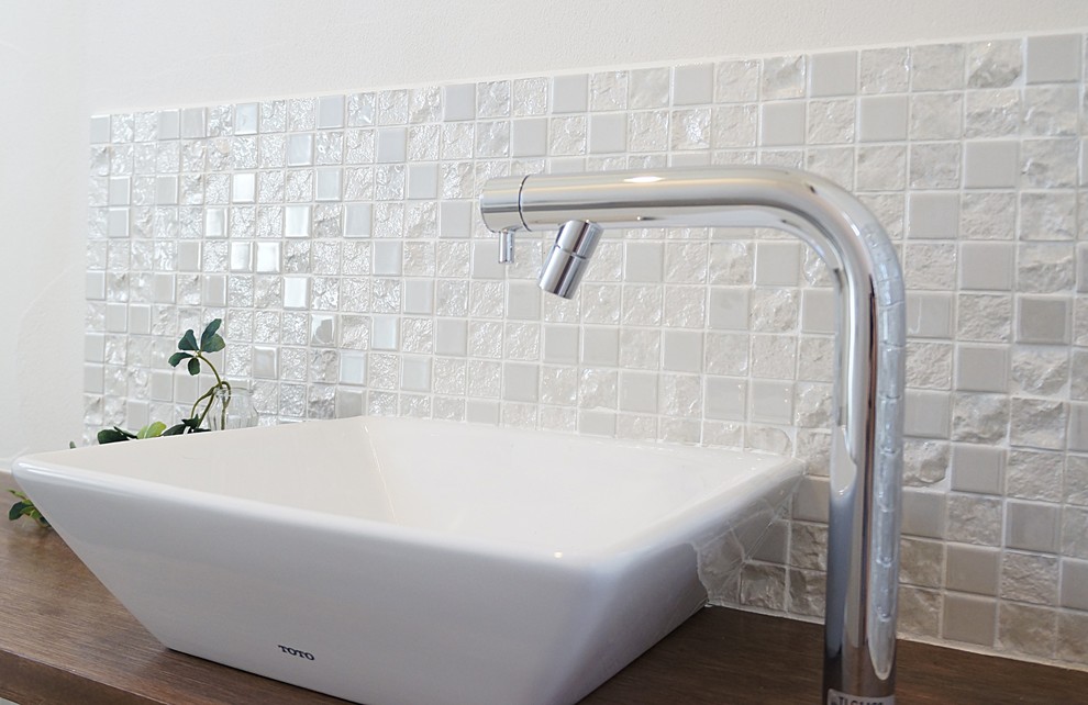 На фото: ванная комната в скандинавском стиле с белой плиткой, керамогранитной плиткой и белыми стенами