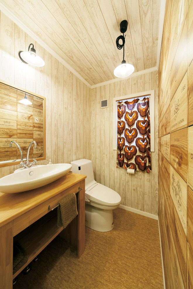 東京都下にあるラスティックスタイルのおしゃれなトイレ・洗面所 (木製洗面台、茶色い床、オープンシェルフ、茶色い壁、ベッセル式洗面器) の写真