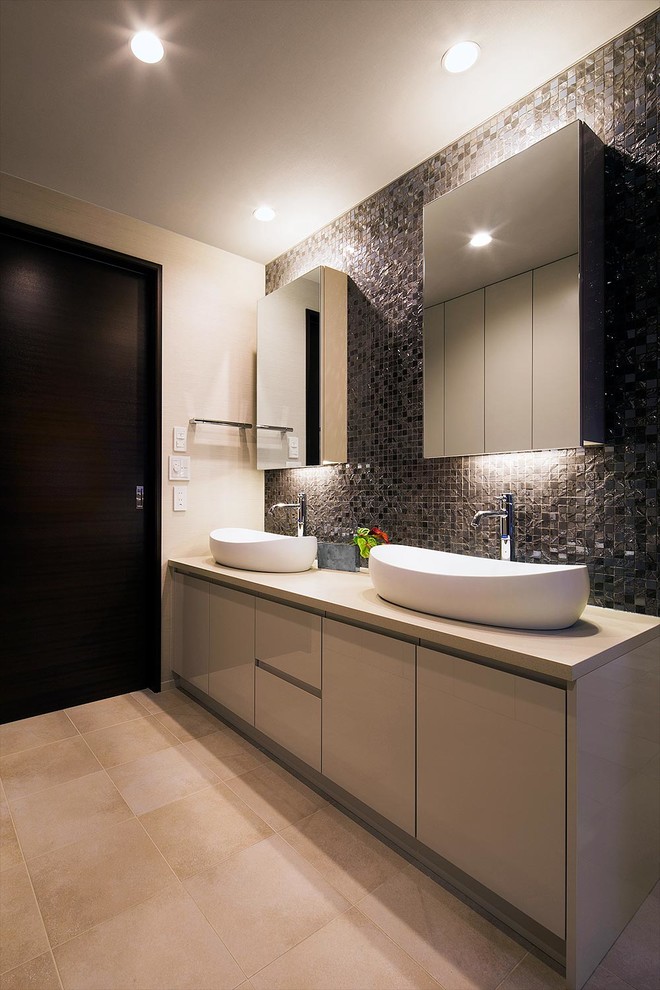 Свежая идея для дизайна: туалет в стиле модернизм с бежевыми фасадами, черно-белой плиткой, разноцветными стенами, настольной раковиной, бежевым полом и коричневой столешницей - отличное фото интерьера