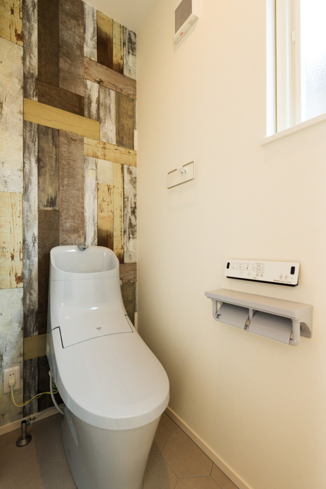 Пример оригинального дизайна: туалет в морском стиле с унитазом-моноблоком, разноцветными стенами и деревянными стенами