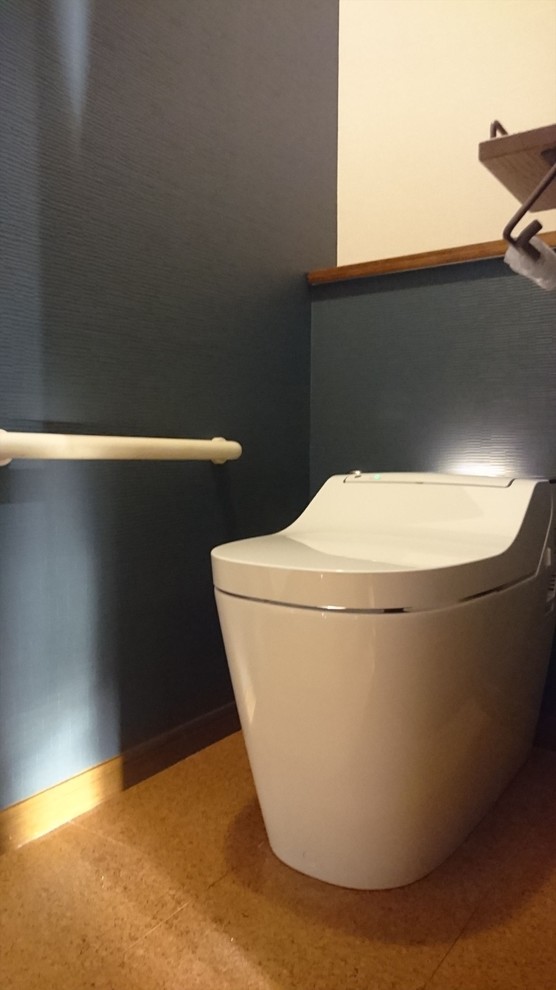 神戸にあるトラディショナルスタイルのおしゃれなトイレ・洗面所の写真