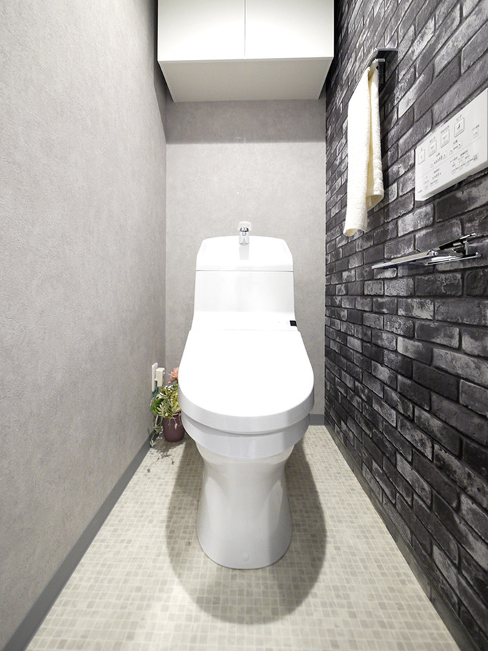 Urige Gästetoilette mit Toilette mit Aufsatzspülkasten, grauer Wandfarbe, Mosaik-Bodenfliesen und grünem Boden in Tokio