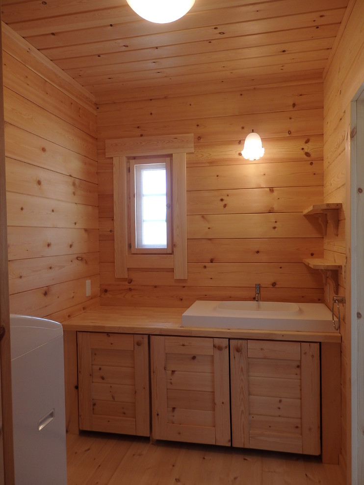 他の地域にある北欧スタイルのおしゃれなトイレ・洗面所 (淡色無垢フローリング、オーバーカウンターシンク) の写真