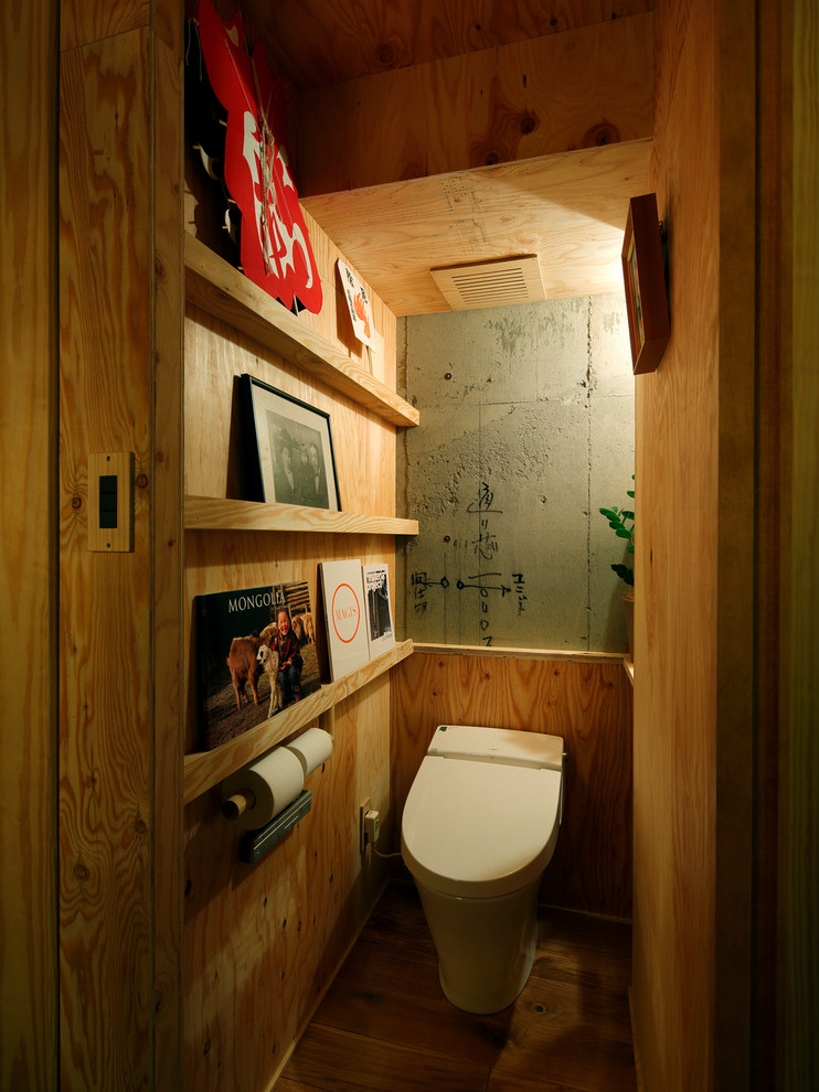 Стильный дизайн: туалет в стиле ретро с коричневыми стенами, паркетным полом среднего тона и коричневым полом - последний тренд