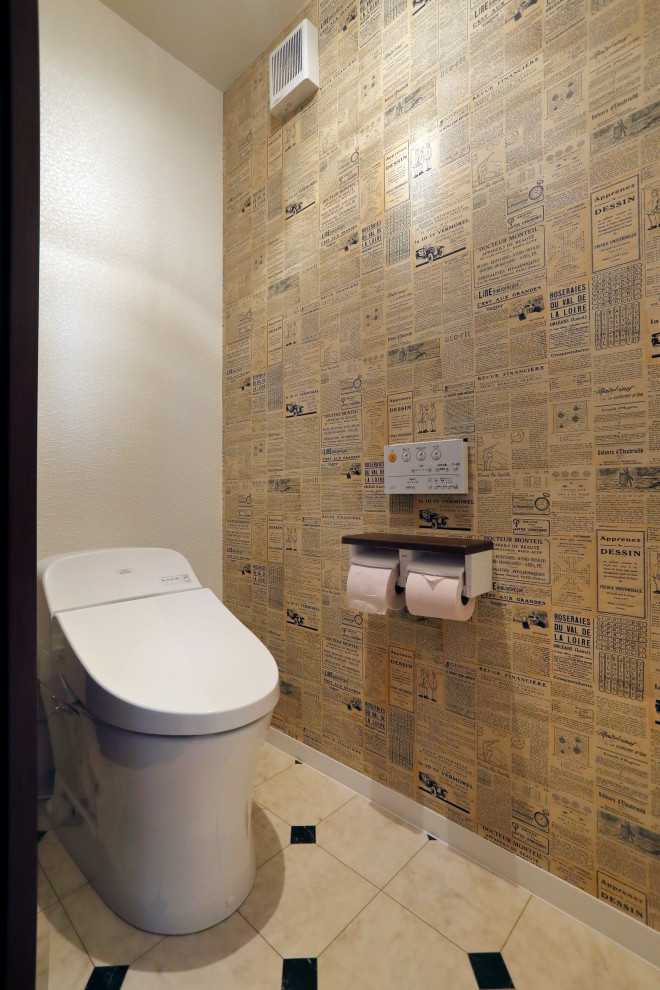 Esempio di un grande bagno di servizio american style con WC monopezzo, pareti bianche, pavimento in vinile, pavimento bianco, soffitto in carta da parati e carta da parati