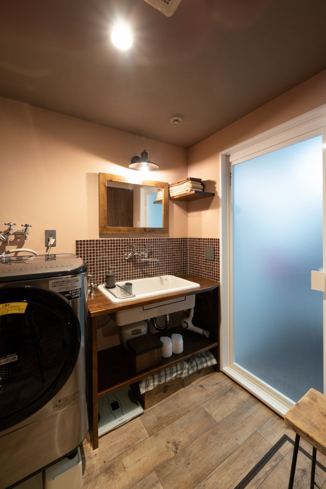 На фото: туалет среднего размера в стиле лофт с плиткой мозаикой, полом из винила, врезной раковиной, коричневым полом и белой столешницей с