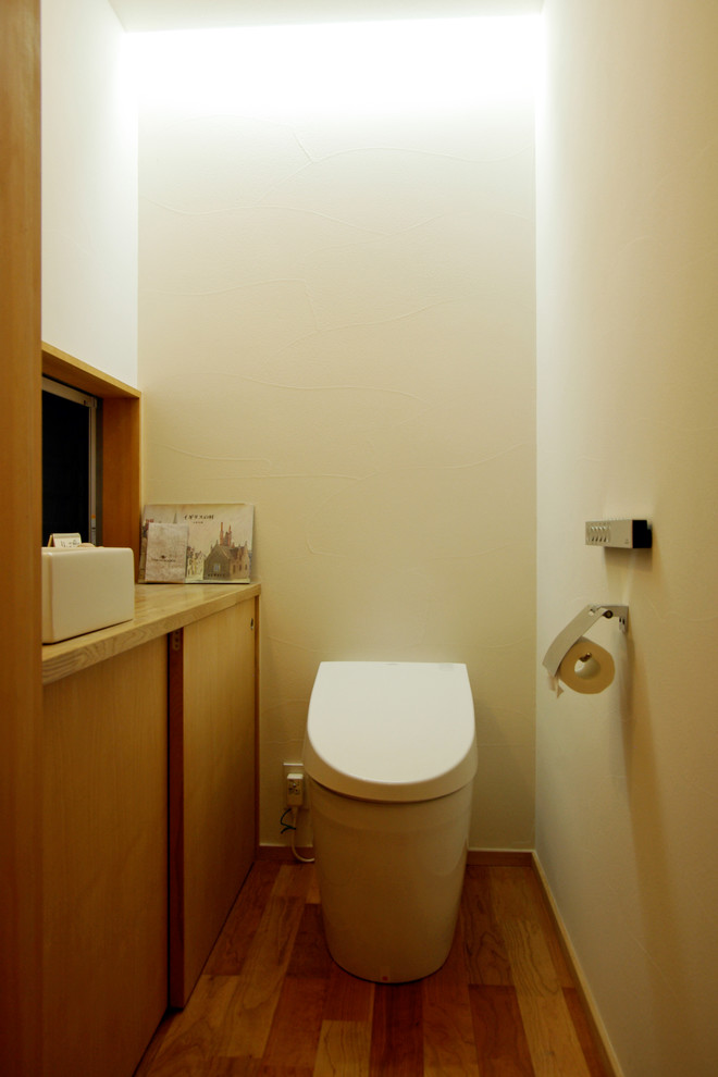 横浜にあるお手頃価格の中くらいな北欧スタイルのおしゃれなトイレ・洗面所 (茶色いキャビネット) の写真