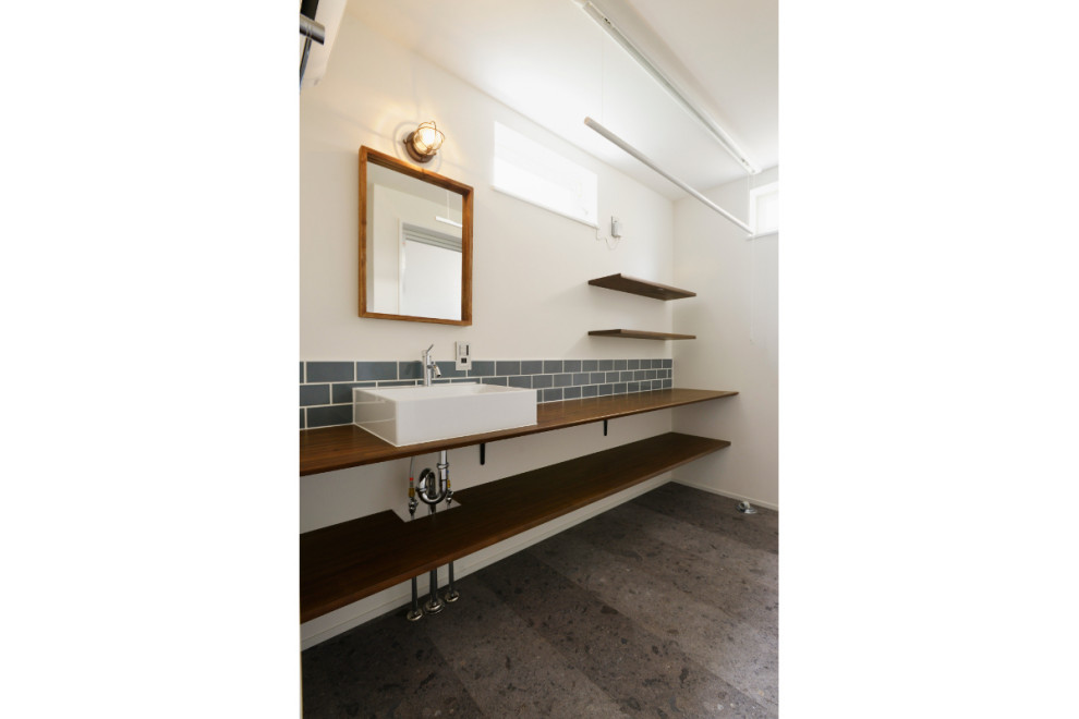 Idéer för ett modernt toalett, med grå kakel, vita väggar, plywoodgolv, ett fristående handfat och grått golv