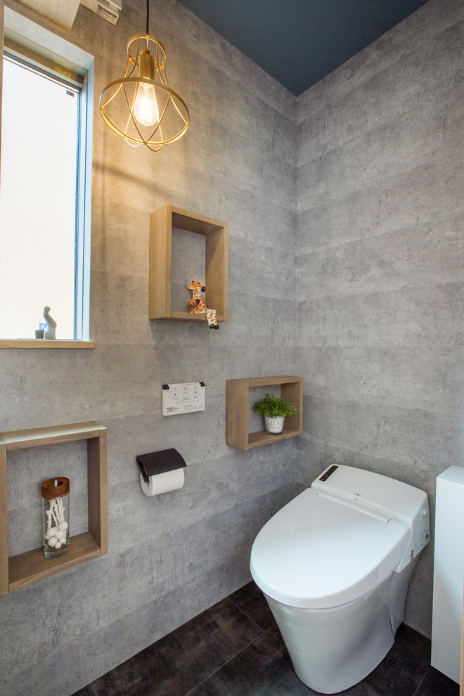 名古屋にあるインダストリアルスタイルのおしゃれなトイレ・洗面所 (グレーの壁、グレーの床) の写真