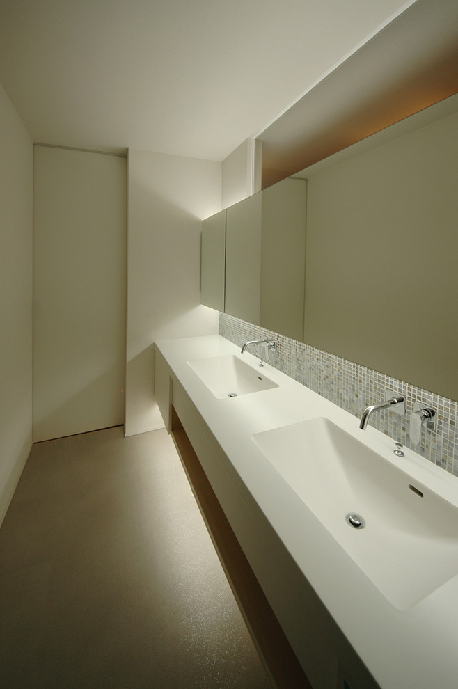 Идея дизайна: туалет в стиле модернизм с бежевым полом