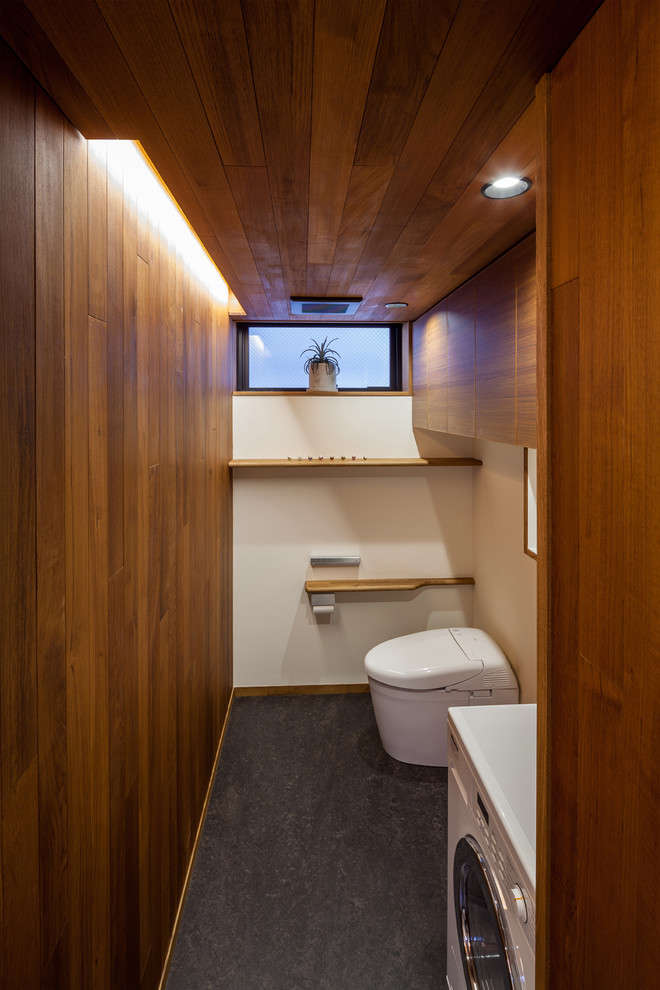 Moderne Gästetoilette mit brauner Wandfarbe, Linoleum und Bidet in Osaka