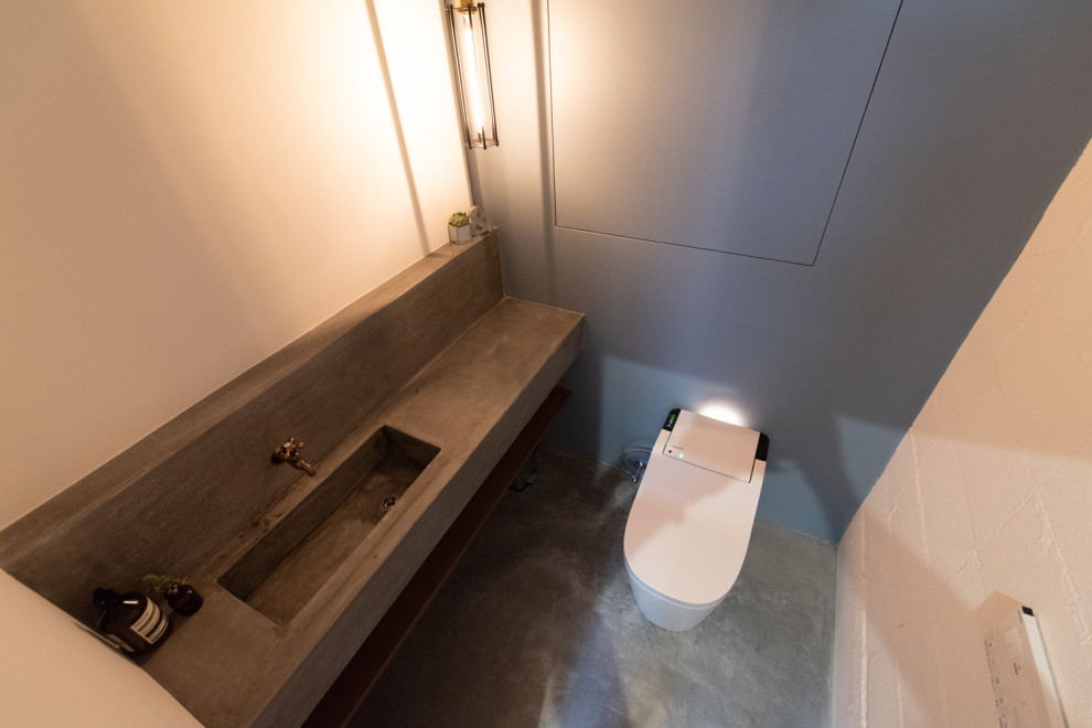 Idéer för att renovera ett industriellt toalett, med öppna hyllor och bänkskiva i betong