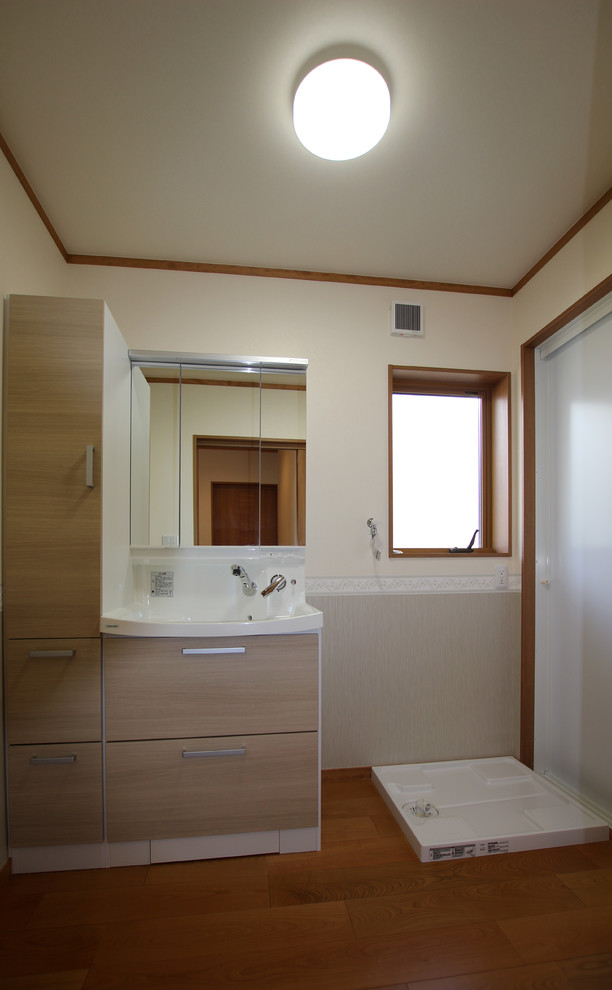 Kleine Moderne Gästetoilette mit weißer Wandfarbe, beigen Schränken, Sperrholzboden und braunem Boden in Sonstige
