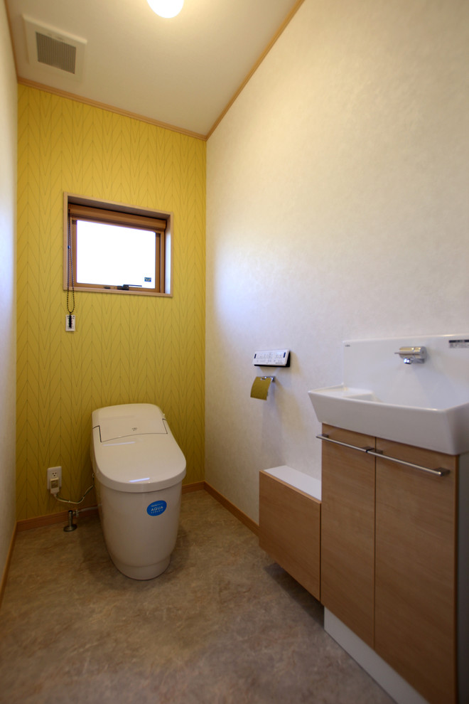 Kleine Moderne Gästetoilette mit Kassettenfronten, weißen Schränken, Bidet, grüner Wandfarbe, Vinylboden und braunem Boden in Sonstige