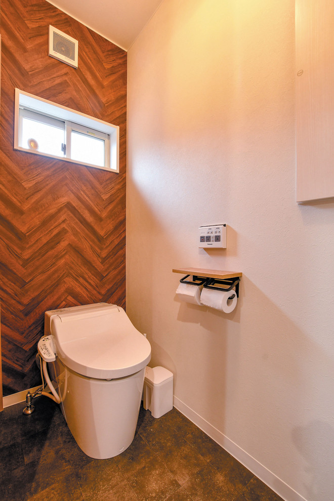 Esempio di un piccolo bagno di servizio nordico con ante lisce, ante in legno chiaro, pareti multicolore, pavimento in vinile e pavimento marrone