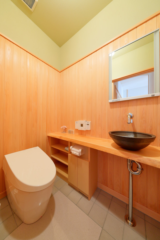Inspiration pour un WC et toilettes asiatique avec des portes de placard blanches et meuble-lavabo encastré.