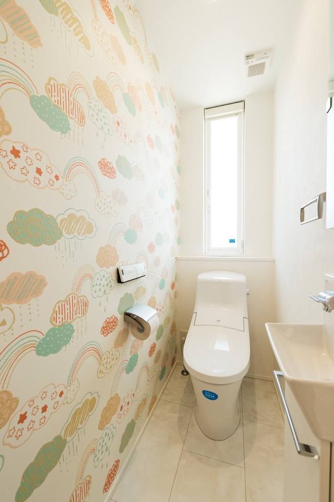 他の地域にあるアジアンスタイルのおしゃれなトイレ・洗面所 (マルチカラーの壁、壁付け型シンク、ベージュの床) の写真