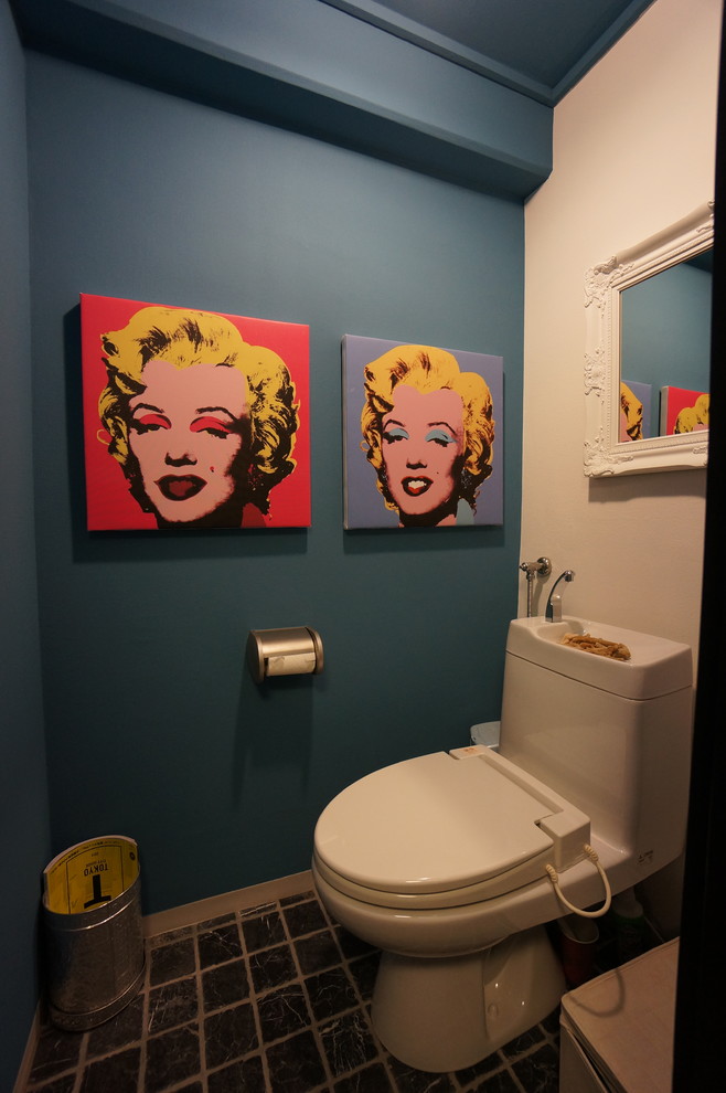 Inspiration för ett litet funkis toalett, med en toalettstol med hel cisternkåpa och blå väggar