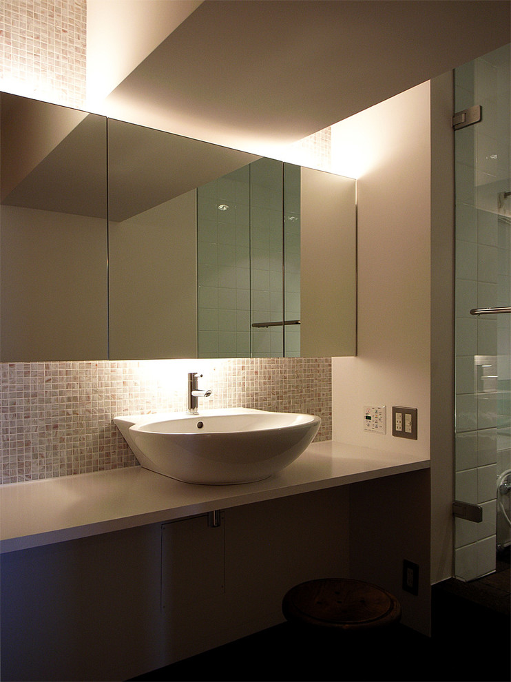 Gästetoilette mit Glasfronten, Mosaikfliesen, bunten Wänden, Aufsatzwaschbecken und Waschtisch aus Holz in Tokio