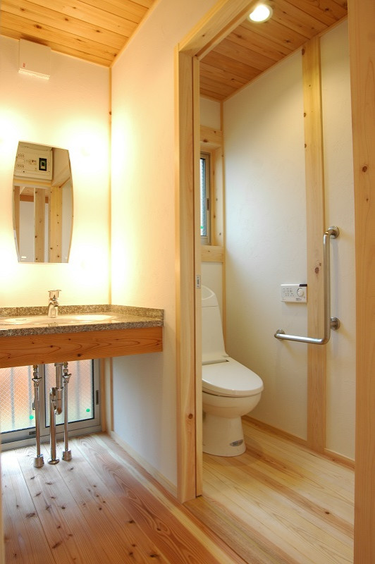 Mittelgroße Asiatische Gästetoilette mit Toilette mit Aufsatzspülkasten, weißer Wandfarbe, braunem Holzboden, Unterbauwaschbecken, braunem Boden, eingebautem Waschtisch und Holzdecke in Sonstige