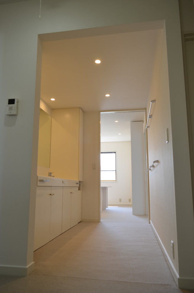 Стильный дизайн: туалет среднего размера в стиле модернизм с белыми фасадами, белой плиткой, керамогранитной плиткой и белой столешницей - последний тренд