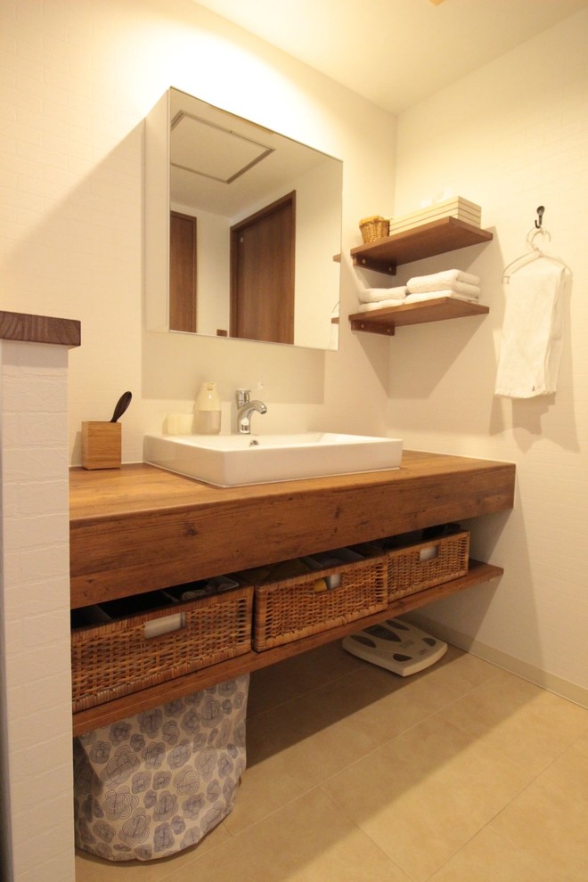 横浜にある北欧スタイルのおしゃれなトイレ・洗面所 (オープンシェルフ、白い壁、クッションフロア、木製洗面台、ベージュの床、ブラウンの洗面カウンター) の写真