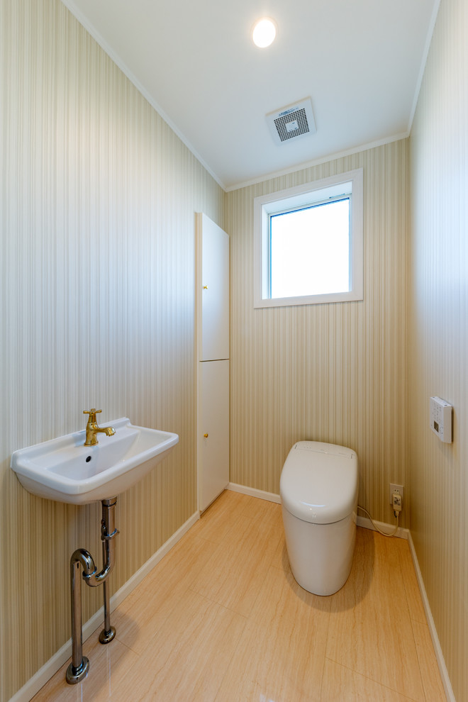 横浜にあるトラディショナルスタイルのおしゃれなトイレ・洗面所 (ベージュの壁、コンソール型シンク、ベージュの床) の写真