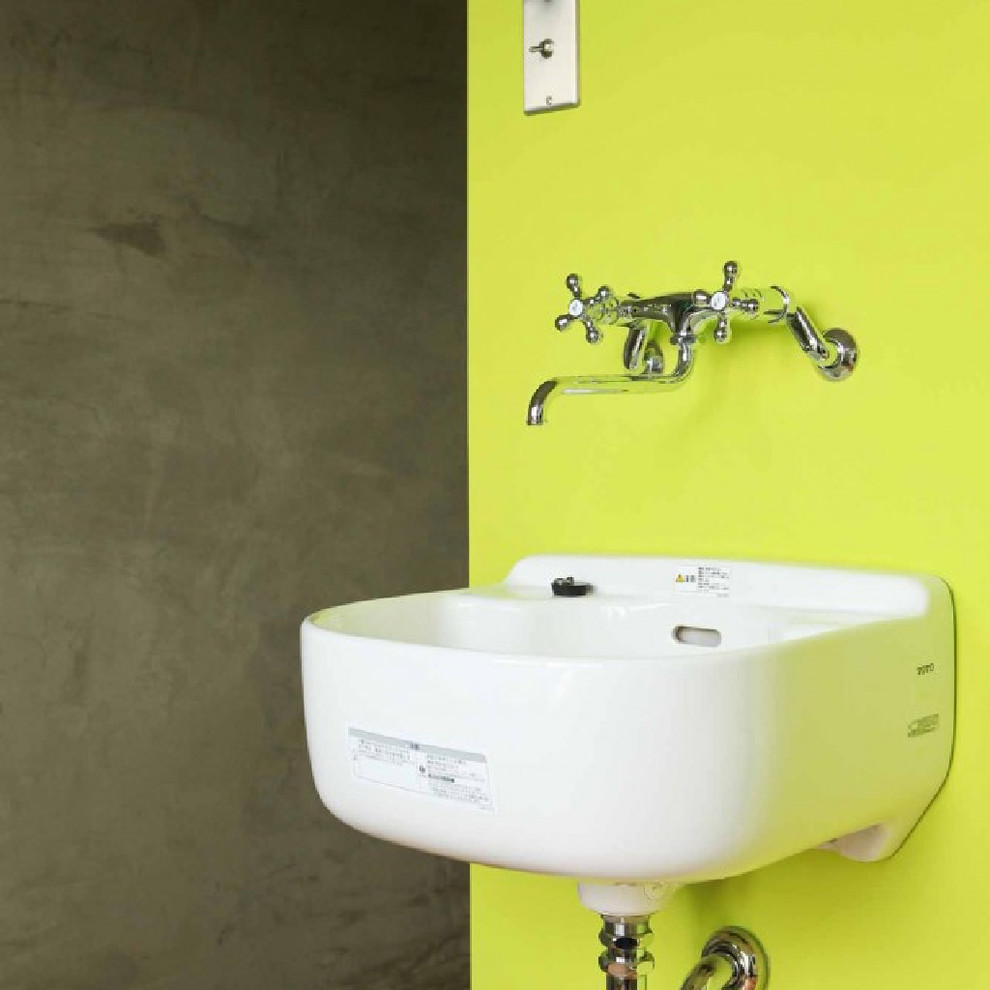 名古屋にある北欧スタイルのおしゃれなトイレ・洗面所 (ベージュの壁、無垢フローリング) の写真