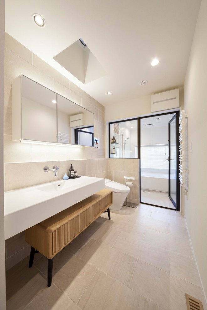 Immagine di un bagno di servizio minimalista con pavimento bianco e pareti bianche