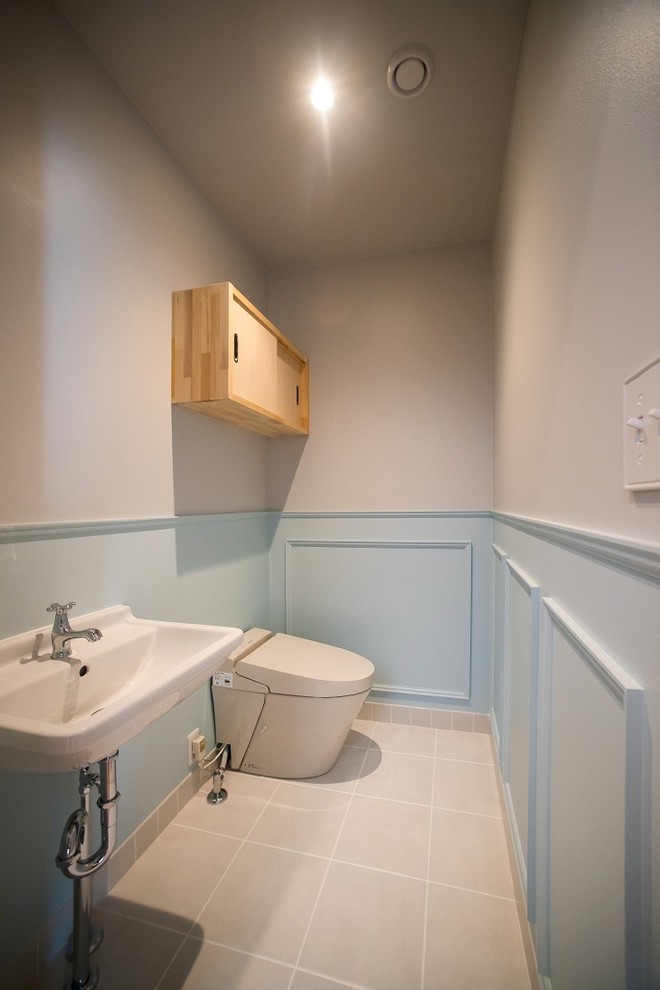 他の地域にあるエクレクティックスタイルのおしゃれなトイレ・洗面所 (グレーの壁、グレーの床) の写真