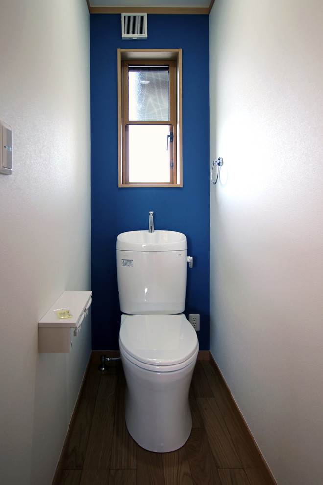 Источник вдохновения для домашнего уюта: маленький туалет в стиле модернизм с белыми фасадами, унитазом-моноблоком, белой плиткой, синими стенами, паркетным полом среднего тона, бежевым полом и белой столешницей для на участке и в саду