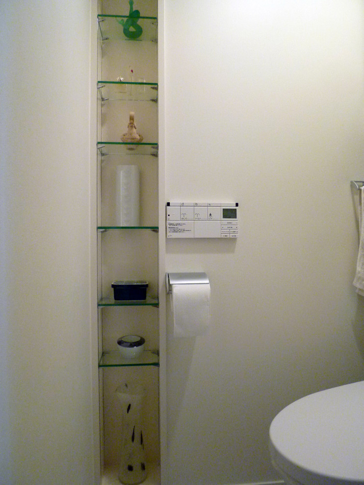 Idées déco pour un WC et toilettes rétro avec WC séparés et un mur blanc.