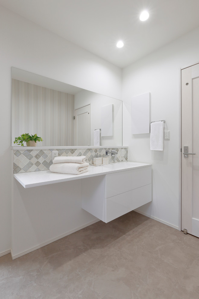 Стильный дизайн: туалет в стиле модернизм с белыми фасадами, белыми стенами, бежевым полом и белой столешницей - последний тренд