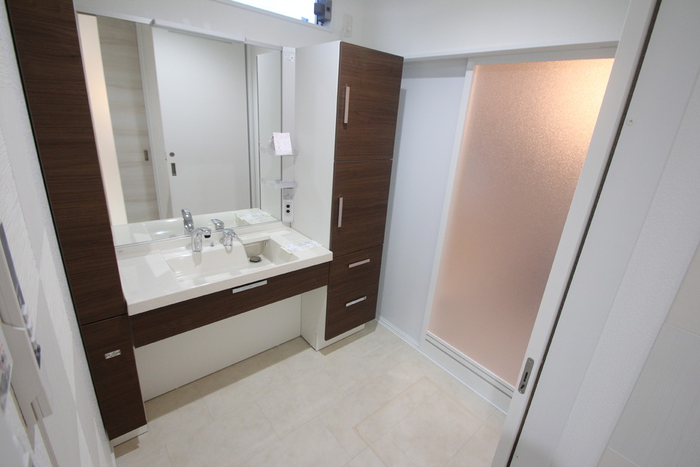 Foto di un bagno di servizio moderno con pareti bianche, pavimento in vinile, top in superficie solida e pavimento bianco