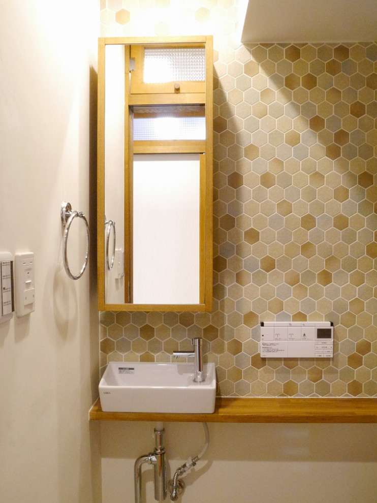 Foto di un bagno di servizio minimalista di medie dimensioni con pavimento in legno massello medio