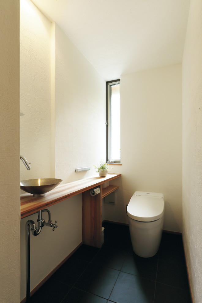 На фото: туалет в стиле модернизм с