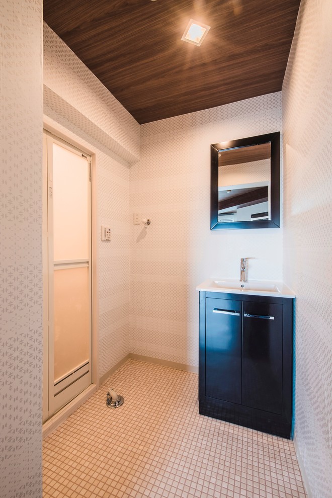 Ispirazione per un bagno di servizio minimalista di medie dimensioni con ante nere, pareti bianche, top in vetro e pavimento beige