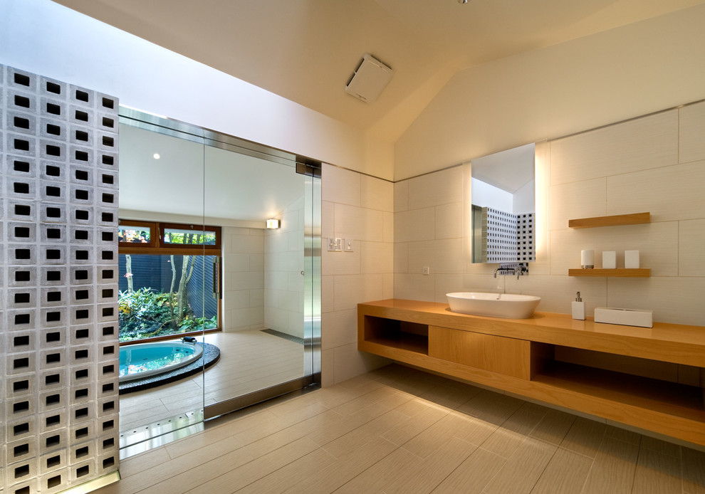 和風のおしゃれなトイレ・洗面所 (オープンシェルフ、中間色木目調キャビネット、ベージュの壁、木製洗面台、ベージュの床、ブラウンの洗面カウンター) の写真