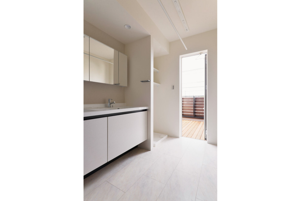 Foto de aseo minimalista con puertas de armario blancas, suelo de contrachapado, lavabo integrado, suelo blanco, encimeras blancas, papel pintado y papel pintado