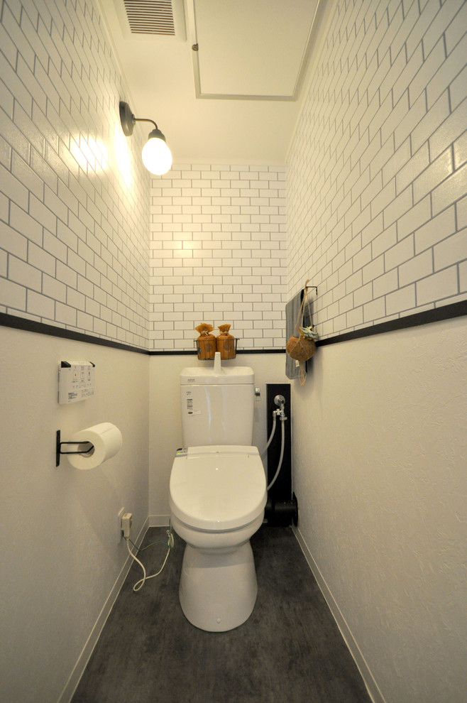 他の地域にあるモダンスタイルのおしゃれなトイレ・洗面所 (白いタイル、白い壁、グレーの床) の写真