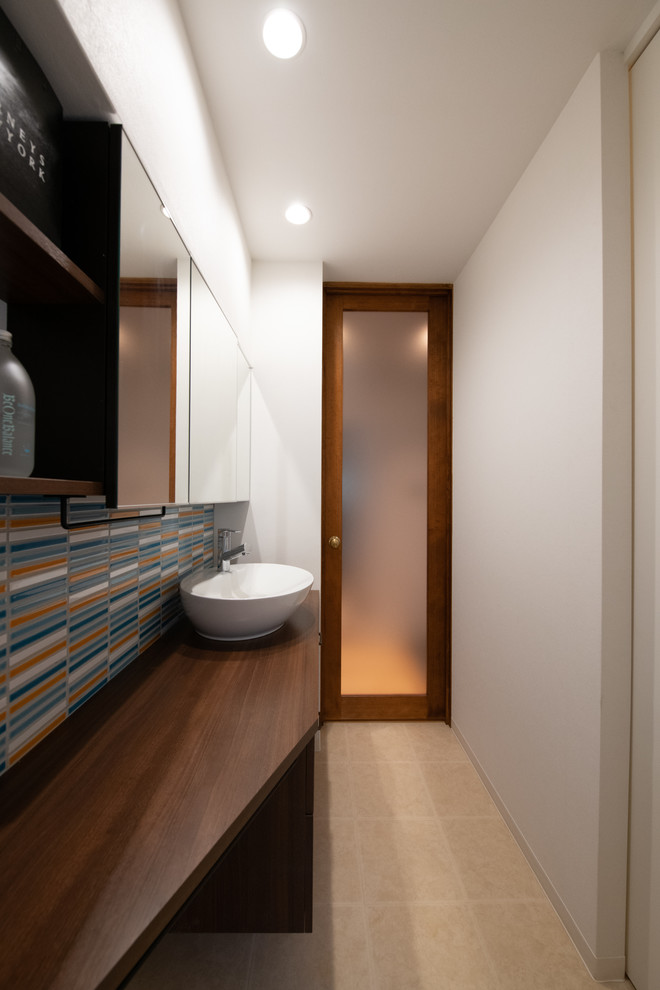 東京23区にあるトラディショナルスタイルのおしゃれなトイレ・洗面所 (白い壁、ベッセル式洗面器、ベージュの床) の写真