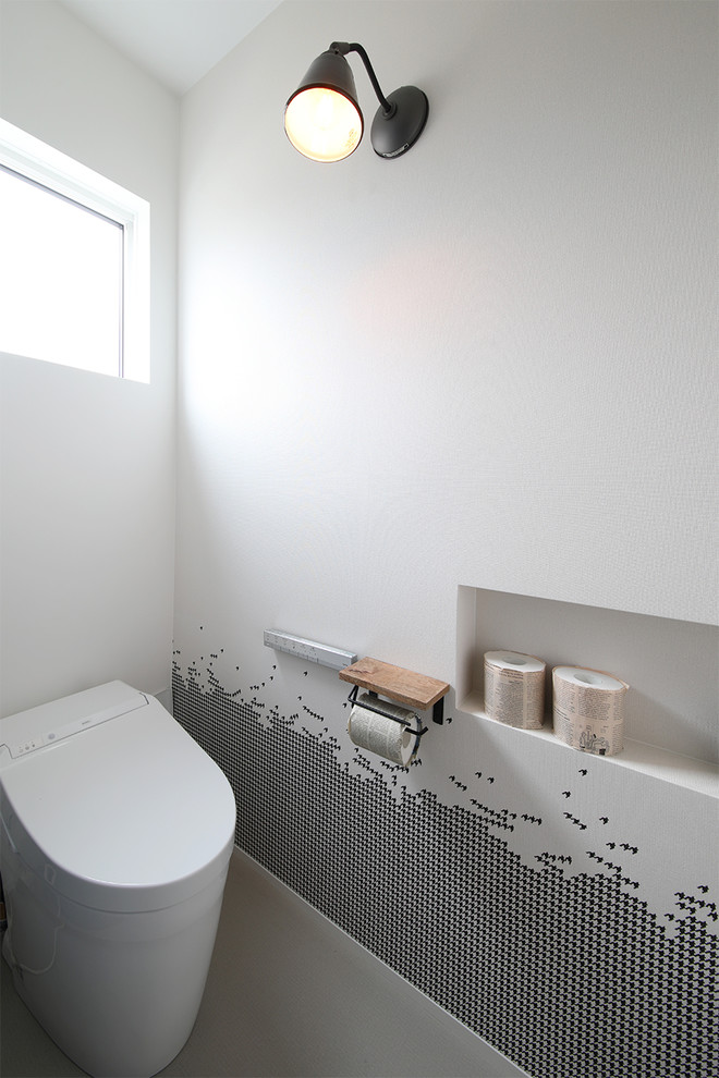 他の地域にあるインダストリアルスタイルのおしゃれなトイレ・洗面所 (白い壁、コンクリートの床、グレーの床) の写真