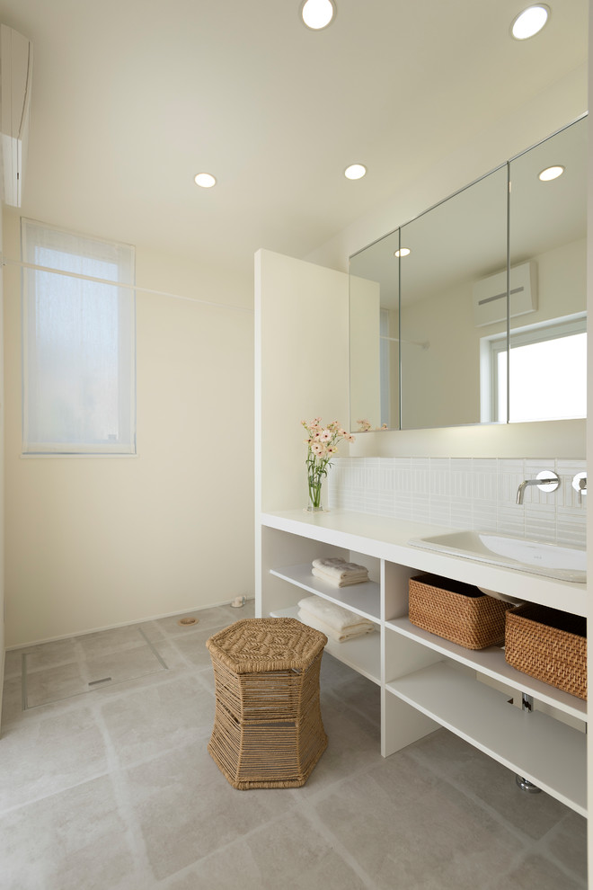Immagine di un bagno di servizio moderno con pareti bianche, pavimento in vinile e pavimento grigio