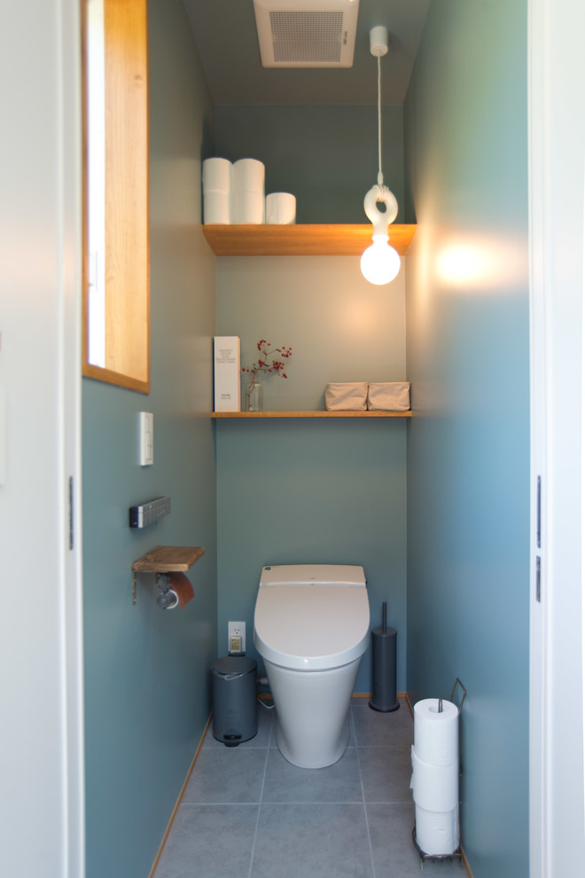 На фото: туалет среднего размера в восточном стиле с унитазом-моноблоком