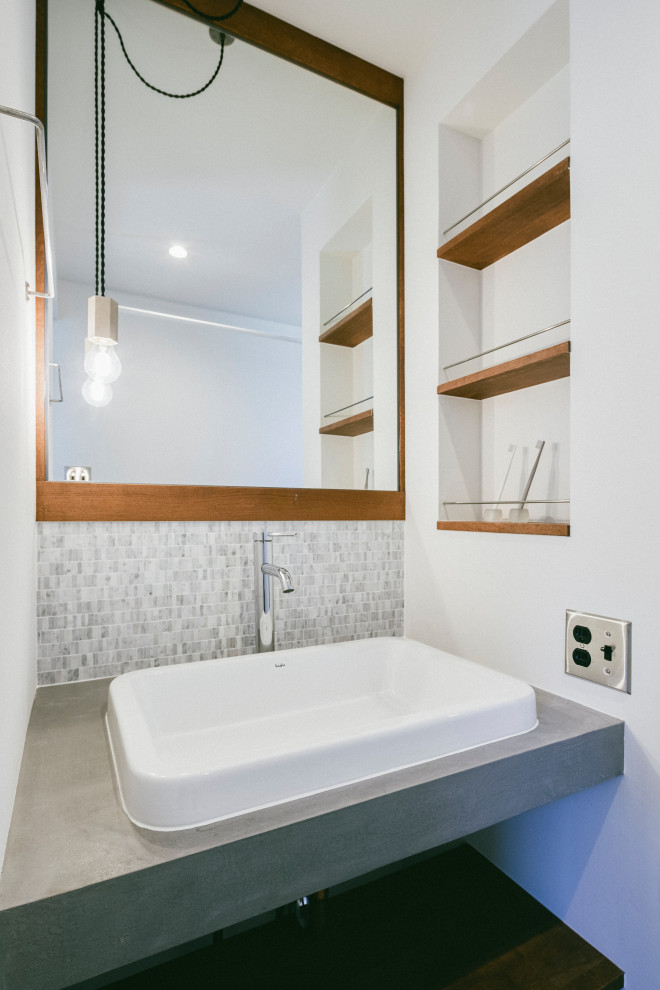 На фото: туалет в стиле рустика с открытыми фасадами, серыми фасадами, черно-белой плиткой, плиткой мозаикой, накладной раковиной, серой столешницей и встроенной тумбой