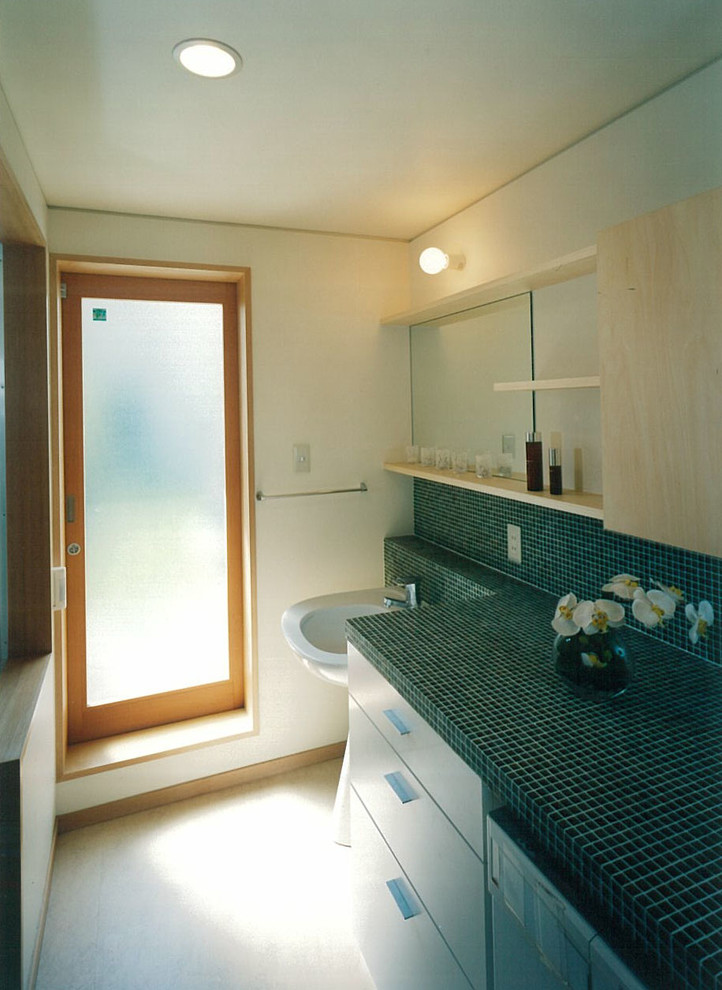Immagine di un bagno di servizio nordico