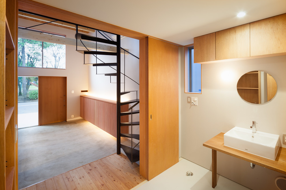 Пример оригинального дизайна: туалет среднего размера в стиле модернизм с открытыми фасадами, коричневыми фасадами, серыми стенами, полом из винила, настольной раковиной, столешницей из дерева и белым полом