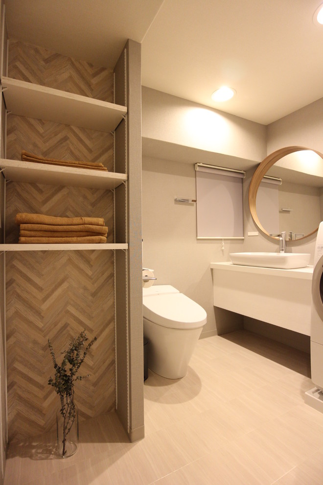 Inredning av ett modernt toalett, med öppna hyllor, grå väggar, ljust trägolv och beiget golv
