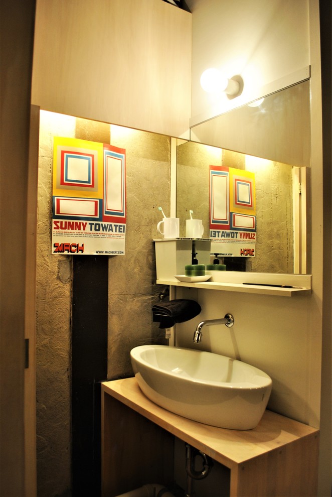 Immagine di un piccolo bagno di servizio minimalista con nessun'anta, ante in legno chiaro, pareti bianche, parquet scuro, top in legno, pavimento marrone, top beige e lavabo a bacinella
