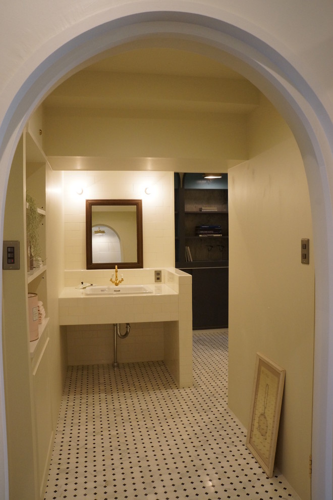 Moderne Gästetoilette mit offenen Schränken, weißen Fliesen, Metrofliesen, weißer Wandfarbe, Linoleum, Einbauwaschbecken, gefliestem Waschtisch und weißem Boden in Kobe